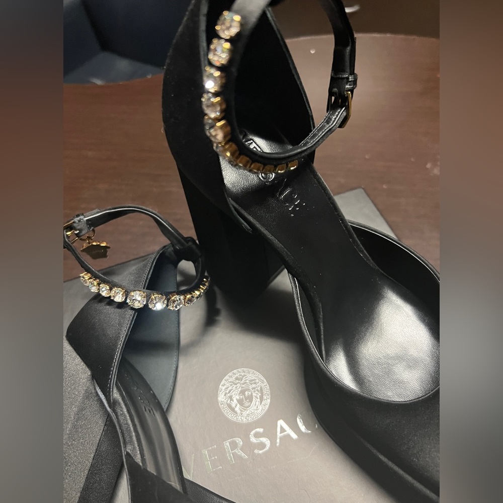VERSACE Medusa Aevitas Satin Crystal-Embellished Platform Pumps Black 41EU/11US - Picture 5 of 12